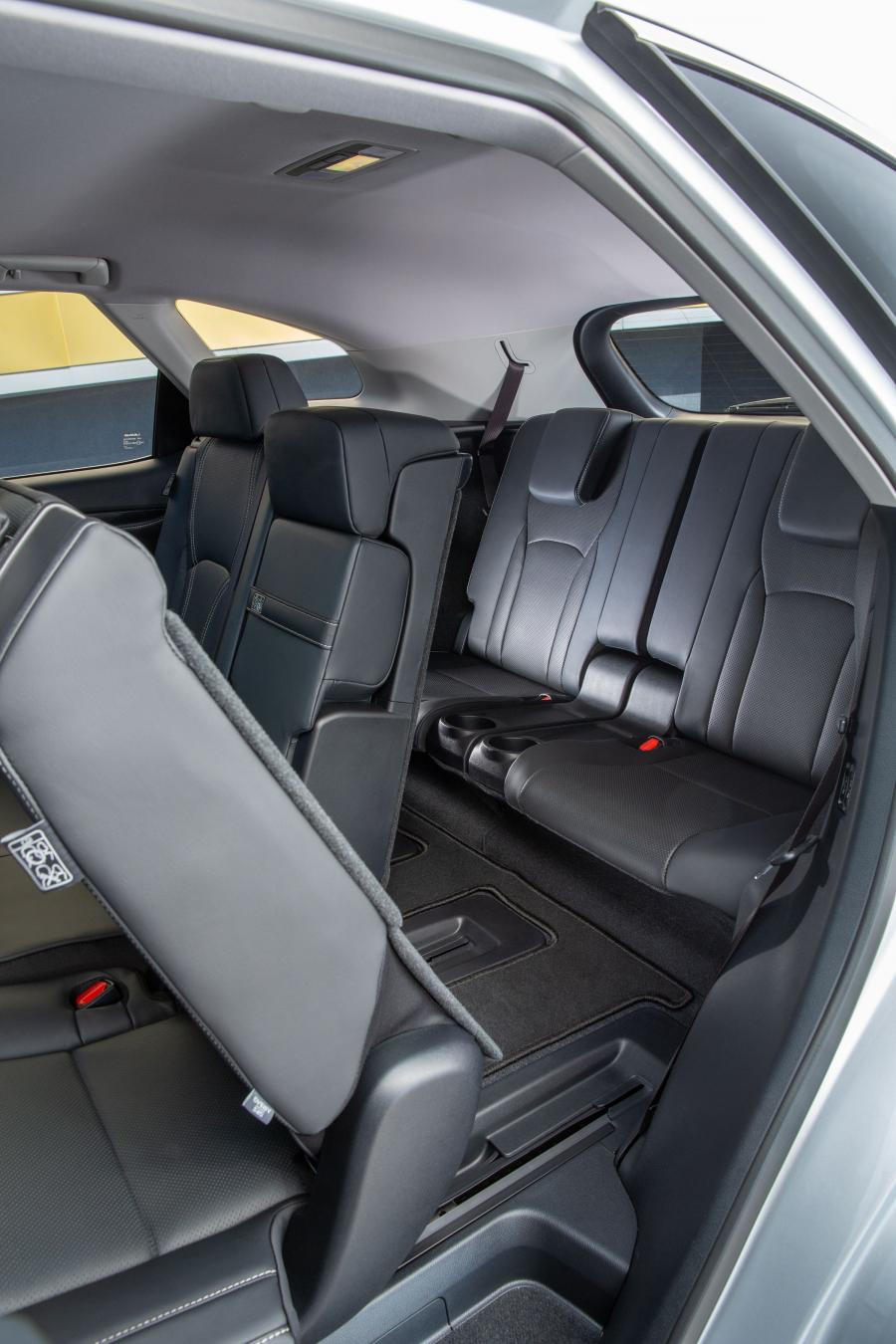 Интерьер Lexus RX450hL 2018 года  (UK) (фото 29 из 38)